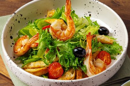 Салат Цезарь с креветками