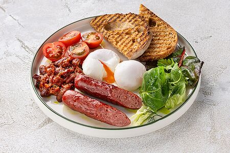 Английский завтрак с яйцами пашот и колбасками