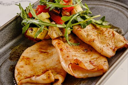 Кальмар на углях с тартаром из печеных овощей