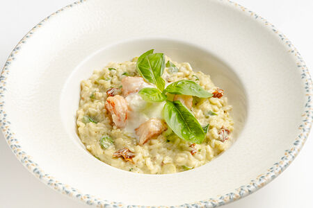Ризотто с креветками, песто, страчателлой и вялеными томатами