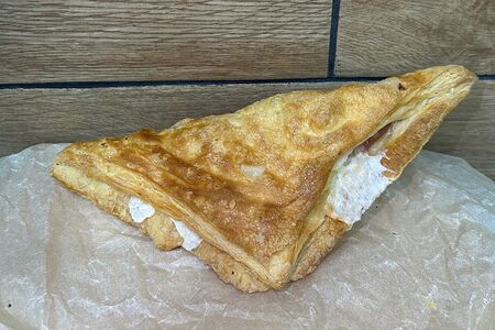 Слойка с ветчиной и сыром