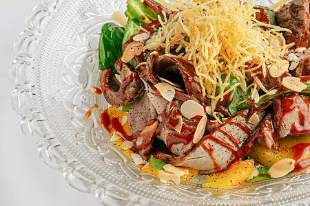 Салат с утиной грудкой и манго 