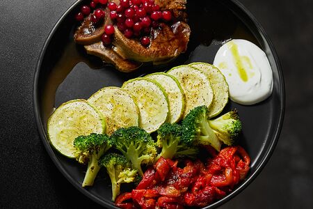 Говяжий язык с брусникой и запечёнными овощами