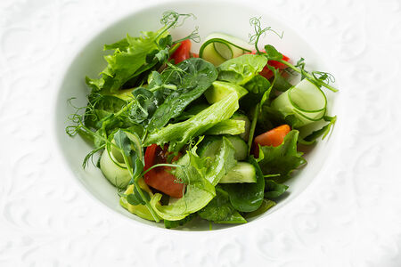 Зеленый салат с авокадо, томатами и медово-цитрусовой заправкой