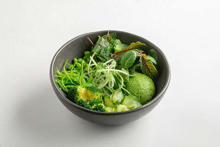 Зеленый салат с кунжутным дрессингом