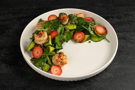 Зеленый салат с креветками и клубникой