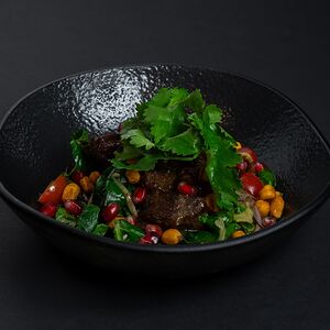 Азиатский салат с томлеными щечками в мисо 