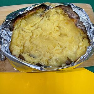 Картофель, печенный с сыром и маслом