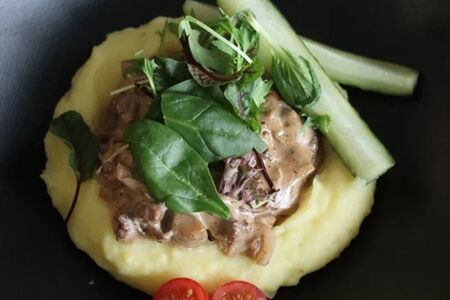 Бефстроганов с белыми грибами, картофельное пюре