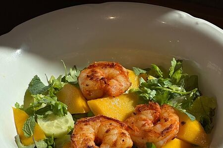 Салат с тигровыми креветками, манго и дрессингом мед-лайм