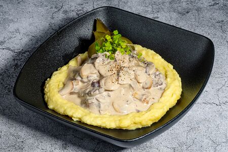 Бефстроганов с пюре