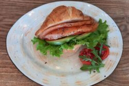 Круассан с лососем