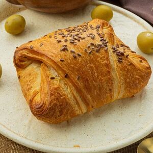 Слойка с творожным сыром и оливками