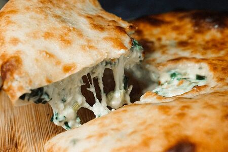 Пирог с сыром и зелёным луком