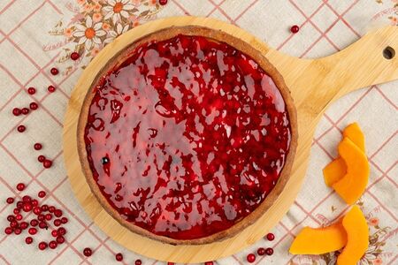 Пирог с тыквой, брусникой и манго