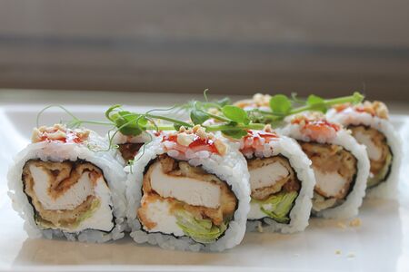 Ролл с цыпленком и сеульским соусом