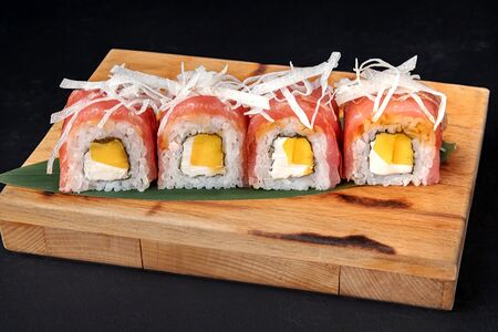 Ролл с тунцом и соусом унаги-понзу