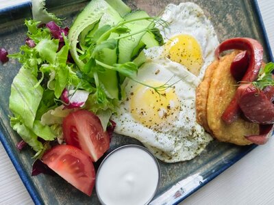 Драники  с яичницей, сезонными овощами и охотничьими колбасками