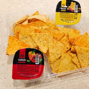 Double начос с соусами сырный и сальса