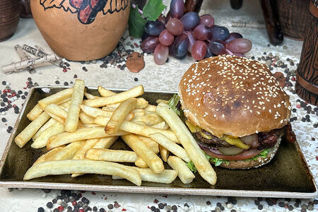 Бургер с говяжьей котлетой, беконом и сыром чеддер