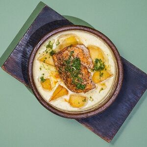 Курица в соусе чкмерули с жареным картофелем