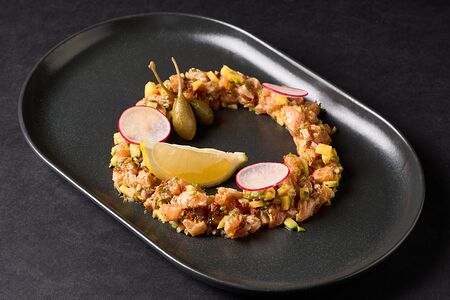 Тартар из лосося с манго и авокадо