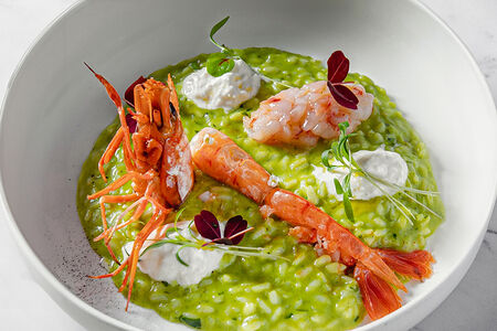 Ризотто с песто, страчателлой и аргентинской креветкой