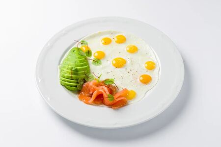 Яичница из перепелиных яиц с лососем
