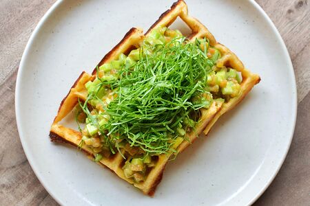 Бельгийская картофельная вафля с форелью