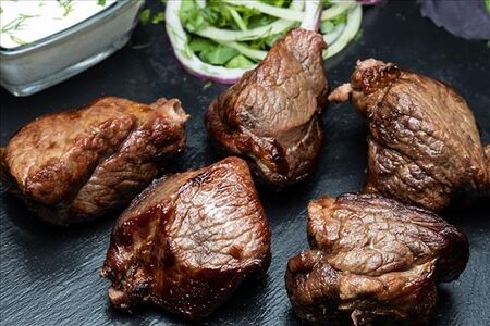 Мякоть ягненка на углях