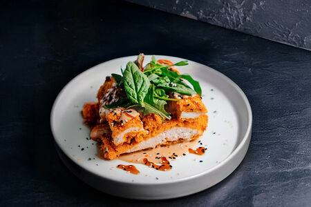 Куриная грудка в панировке со сливочным соусом