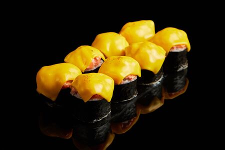 Печеный ролл с семгой и чеддером