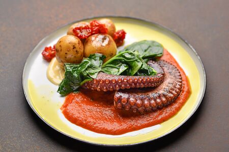 Щупальца осьминога с молодым картофелем и соусом ромеско