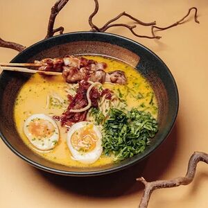 Cырный рамен с курицей и беконом