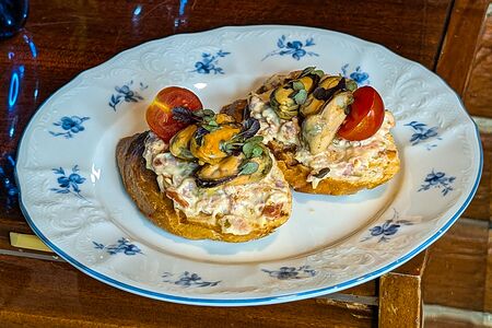 Пинчос с маринованными мидиями и кремом из бекона