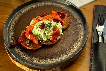 Драники с лососем, яйцом пашот и сметаной