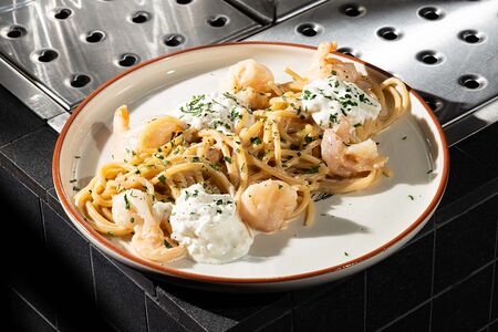 Спагетти, креветки, страчателла