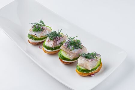 Пряная сельдь на мятом картофиле