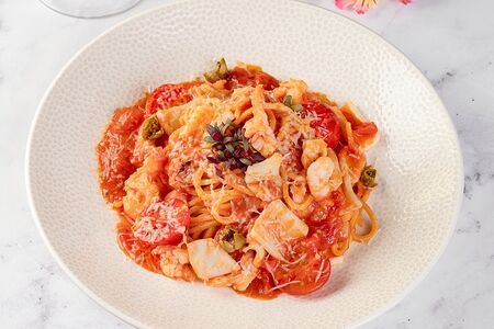 Паста с морепродуктами в соусе аррабиата