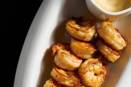 Креветки обжаренные в сливочном масле с тимьяном и чесноком, с соусом кунжутный айоли