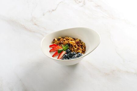 Гранола со свежими ягодами