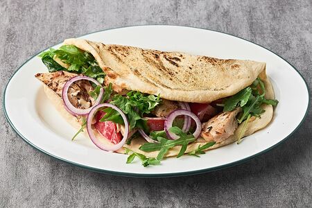 Салат с курицей и авокадо в лепёшке