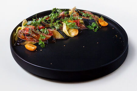 Салат с хрустящими баклажанами и томатами