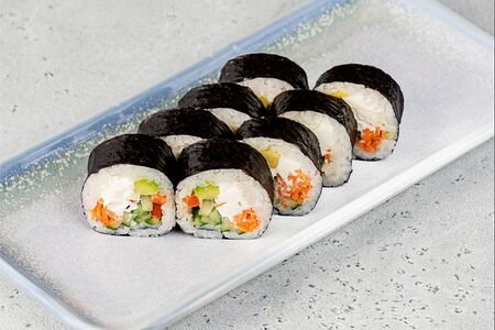 Ролл с овощами и сливочным сыром 