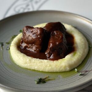 Говяжьи щечки с картофельным пюре 