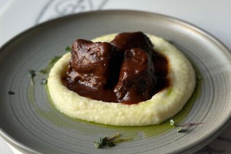 Говяжьи щечки с картофельным пюре 