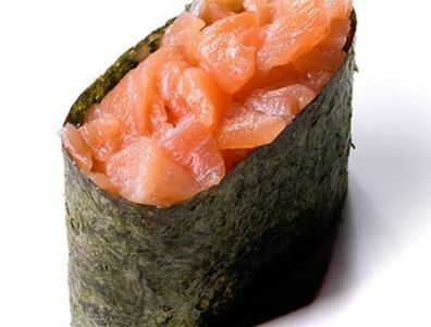 Гункан с лососем