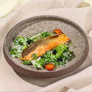 Лосось со сливочным соусом и шпинатом 