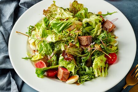 Салат с тунцом, мини-картофелем, черри и каперсами