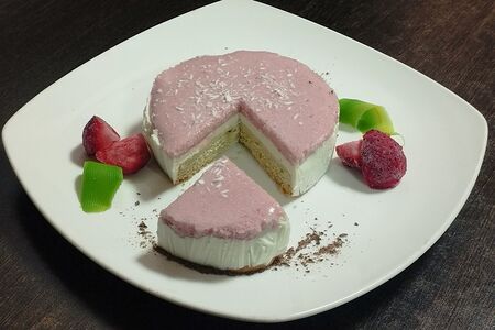 Десерт Пудровая клубника и кокос